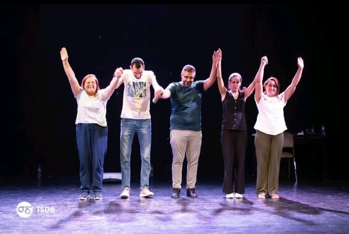 Les participants saluent le public, main dans la main, à la fin du spectacle